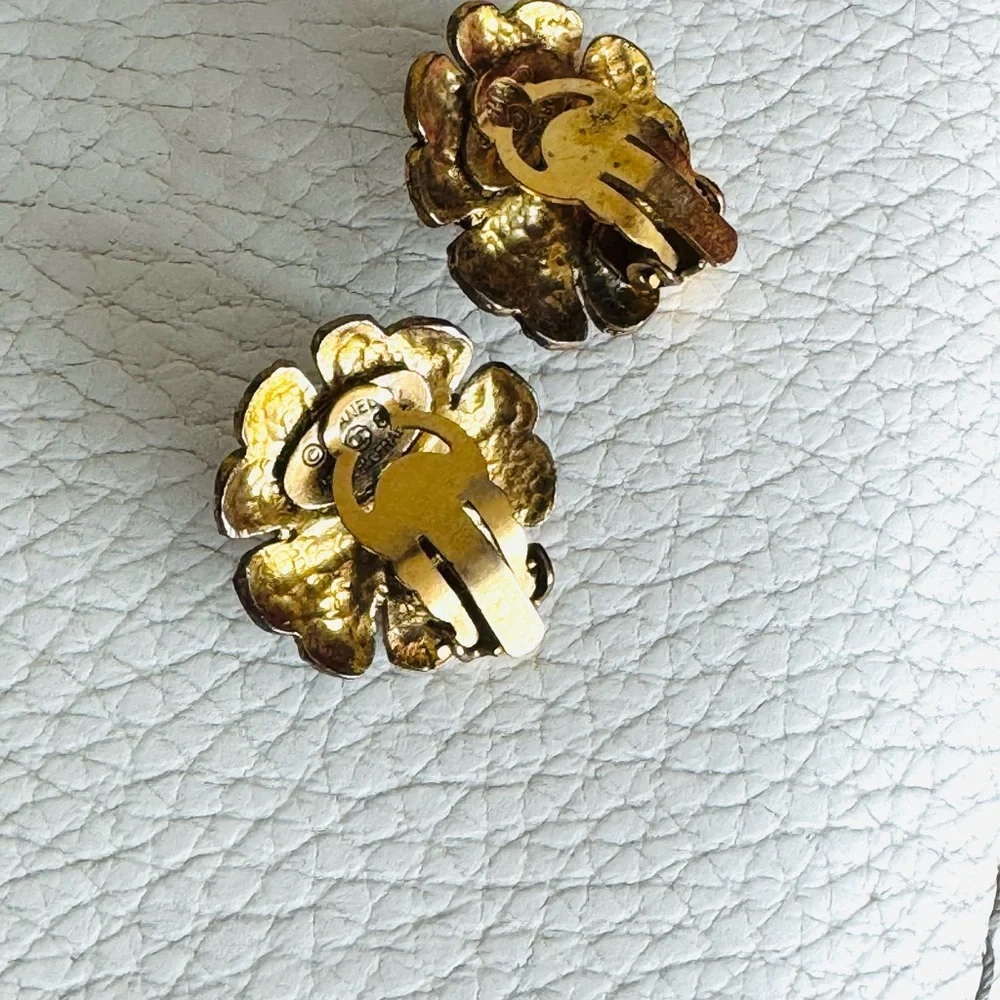 CHANEL chic gold
